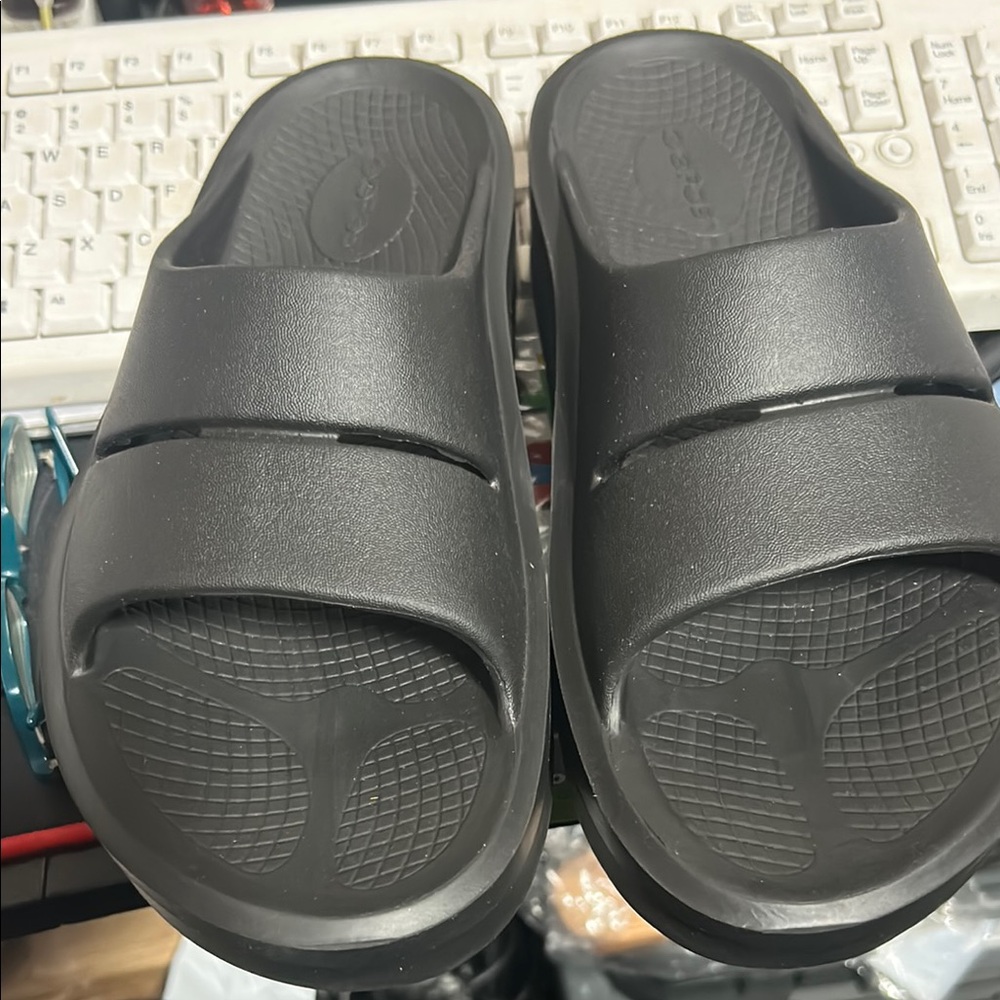 NWOT OOFOS Black Women's Slippers- Size 11